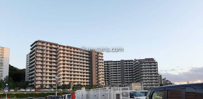 東京あそびマーレの駐車場の目印のマンション